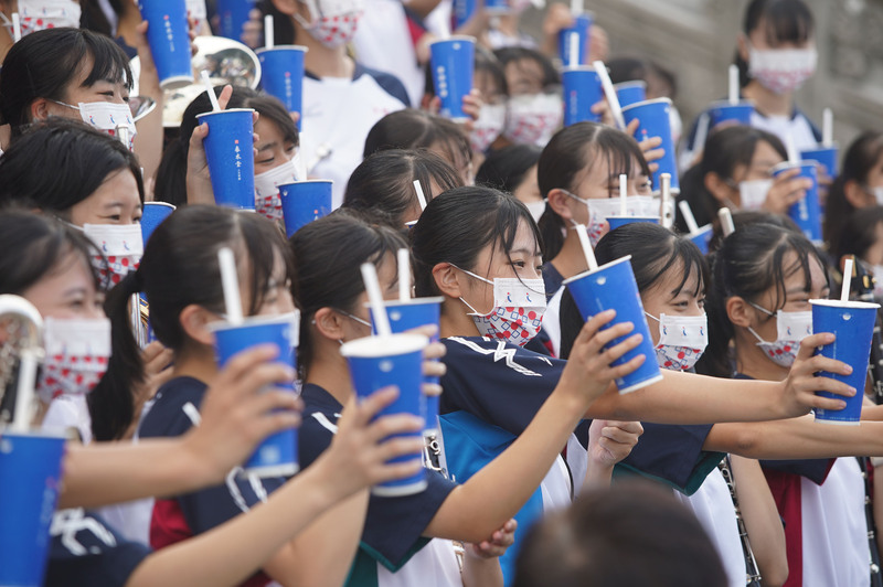 受文總及慶籌會邀請，將於國慶典禮上演出的日本京都橘高校吹奏部6日下午在兩廳院戶外廣場彩排，國慶籌備委員會主任委員游錫堃到場致贈珍珠奶茶，學生們也開心舉杯致意。 (圖：中央社)