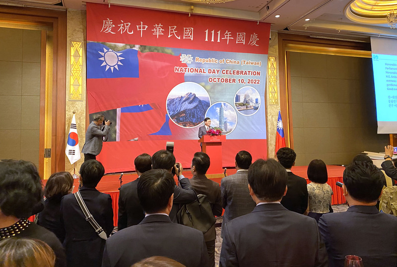 駐韓國台北代表部6日在首爾樂天飯店舉辦中華民國111年國慶酒會，駐韓代表梁光中（站台上者）致詞、 (圖：中央社)