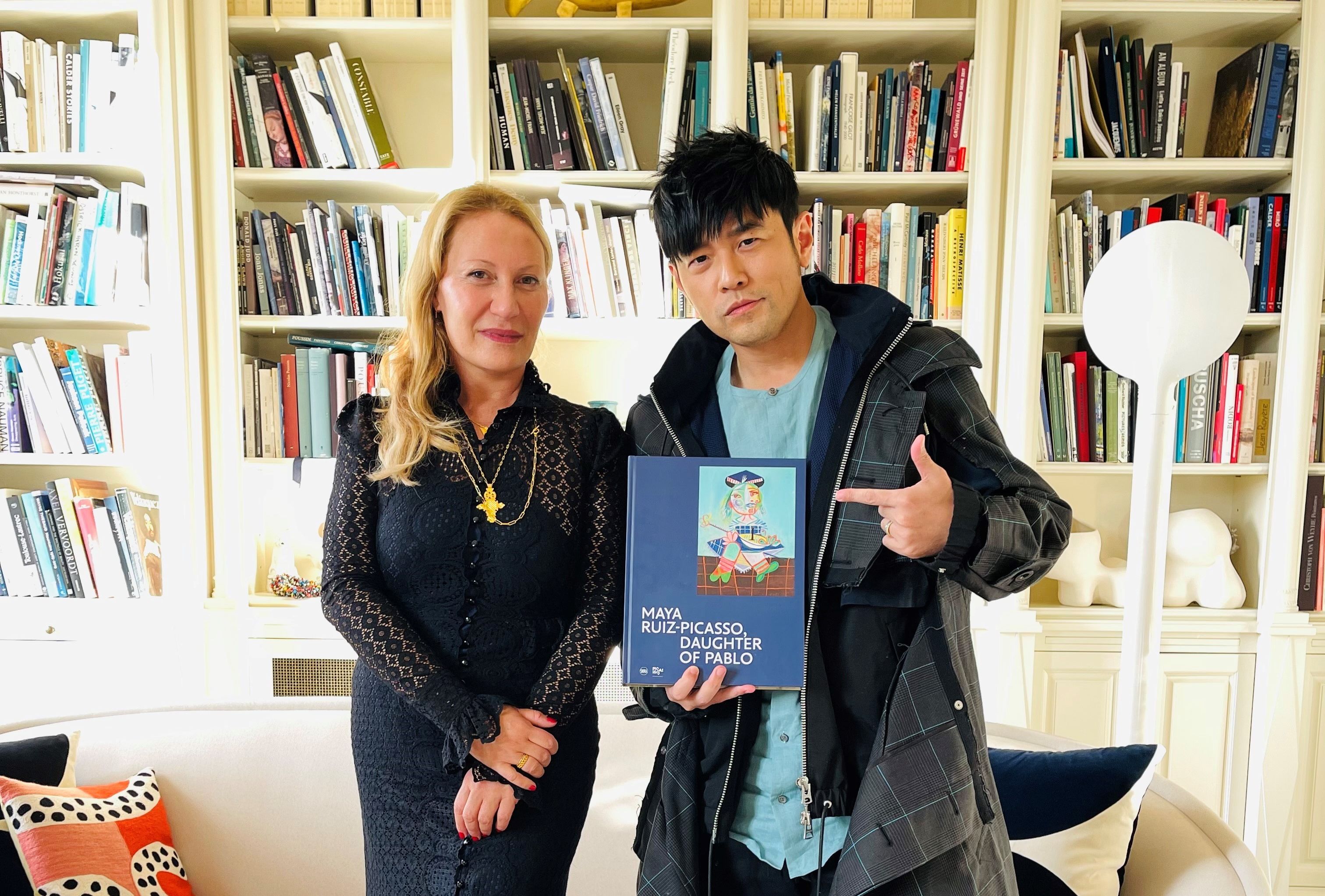 周杰倫與畢卡索孫女Diana藝術交流。（杰威爾音樂提供）