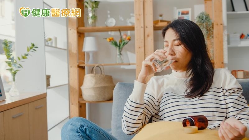 常見的胃散與胃乳，主要成分為碳酸氫鈉（小蘇打），是人類最早使用的制酸劑。(圖：健康醫療網 提供)