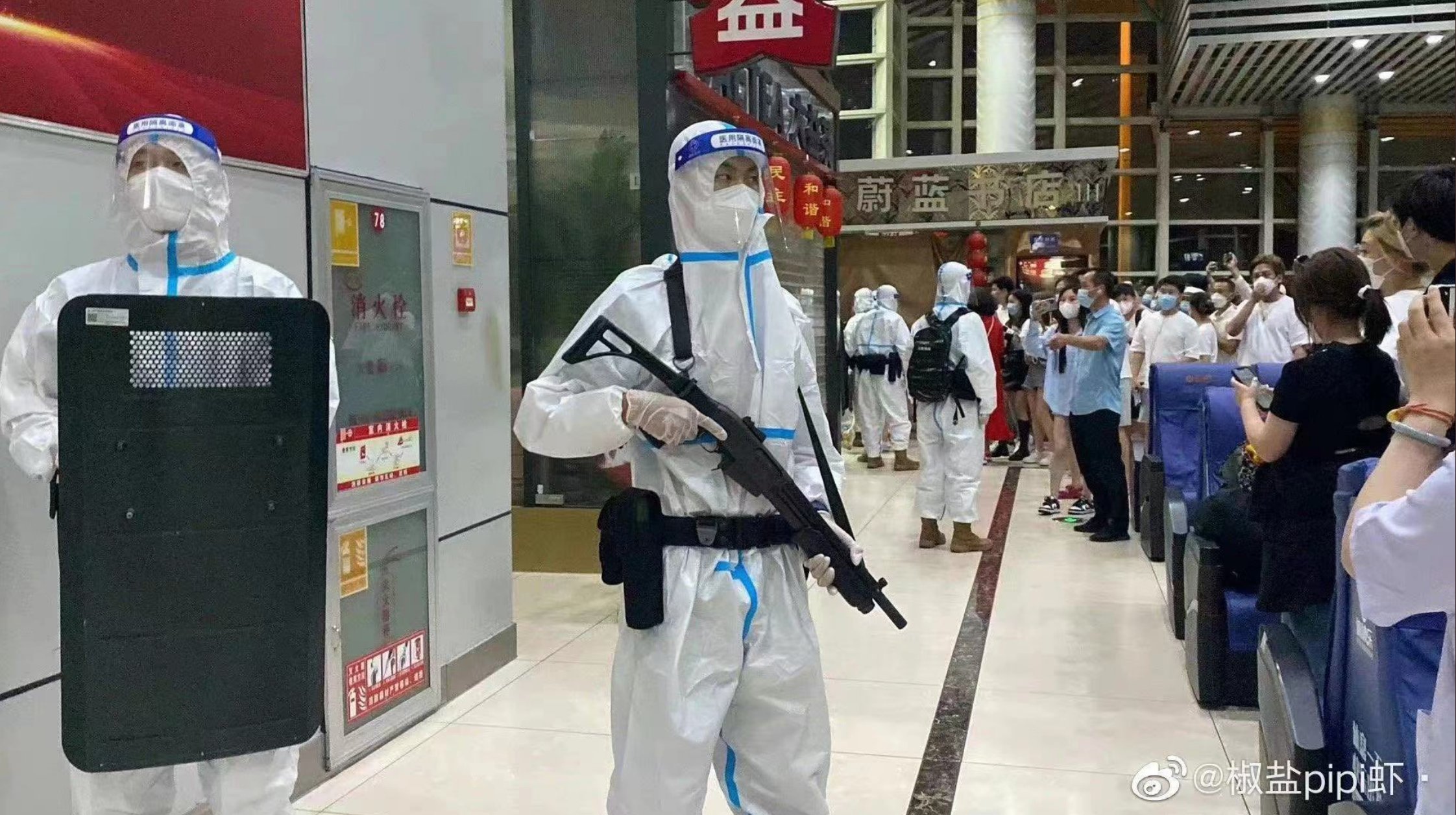 20大前嚴堵疫情，西雙版納機場警民對峙。 (圖:推特@whyyoutouzhele)