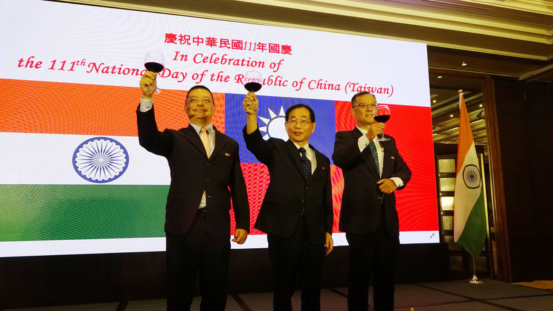 中華民國駐印度代表處6日在新德里舉辦雙十國慶酒會，駐印度代表葛葆萱（中）、副代表陳牧民（右）、謝柏輝舉杯與現場賓客共同慶賀。 (圖：中央社)