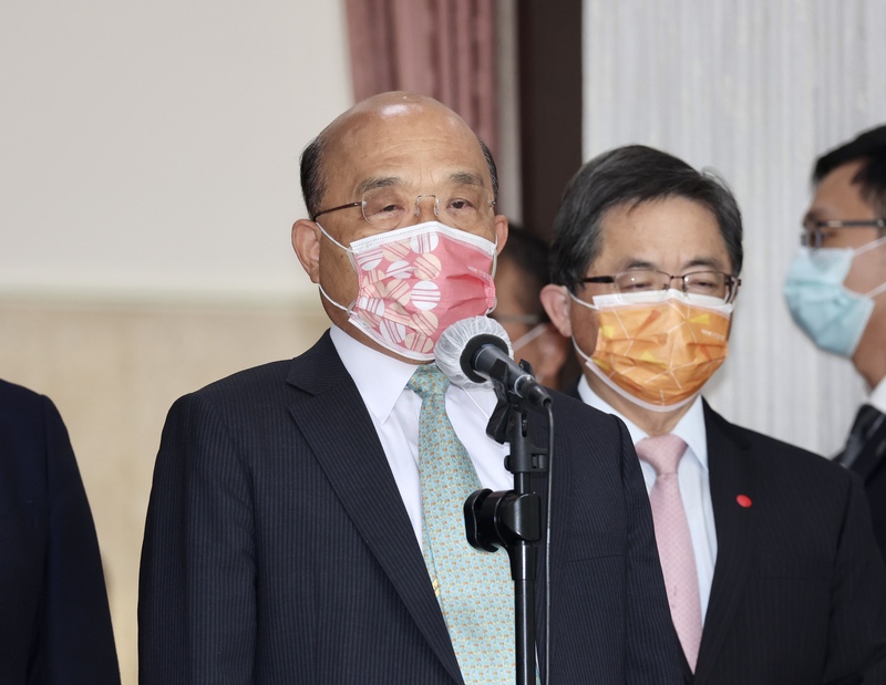 行政院長蘇貞昌（左）7日在立法院受訪。(圖：中央社 )