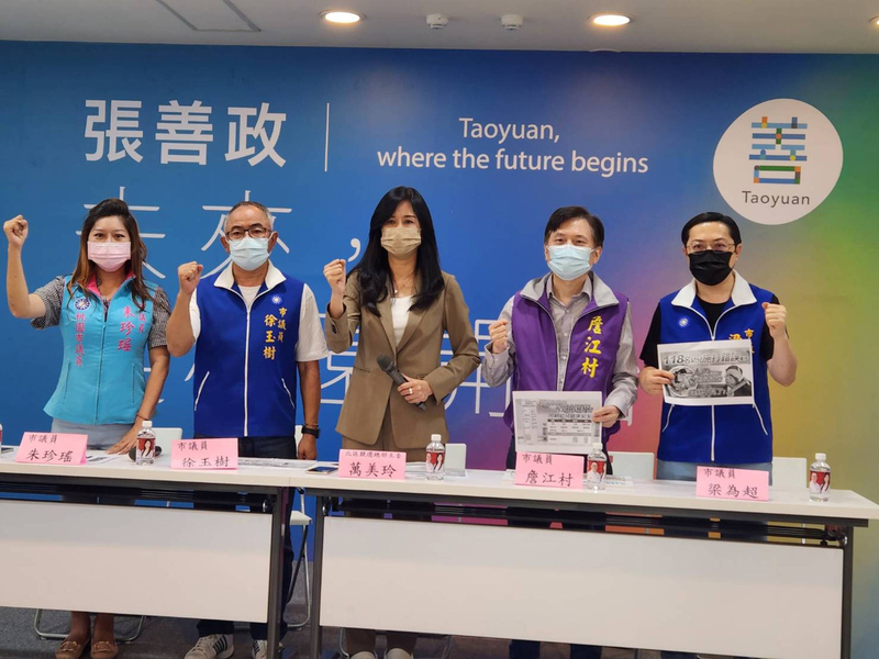 桃園118名未滿3歲兒童遭誤打非適用年齡的流感疫苗，國民黨立委萬美玲（中）與國民黨桃園市議員徐玉樹（左2）、詹江村（右2）、梁為超（右1）、朱珍瑤（左1）7日上午召開記者會，要求桃園市政府衛生局道歉。 (圖：中央社)