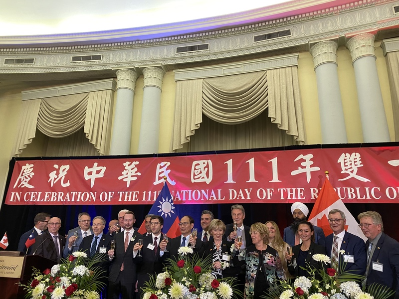 駐加拿大代表處5日在渥太華舉行慶祝中華民國台灣111年國慶酒會。同日，加國眾議院以325票贊成0票反對，通過支持台灣全面參與世界衛生大會（WHA）與世界衛生組織（WHO）動議案，多位跨黨派議員發言支持。（駐加代表處提供） (圖：中央社)