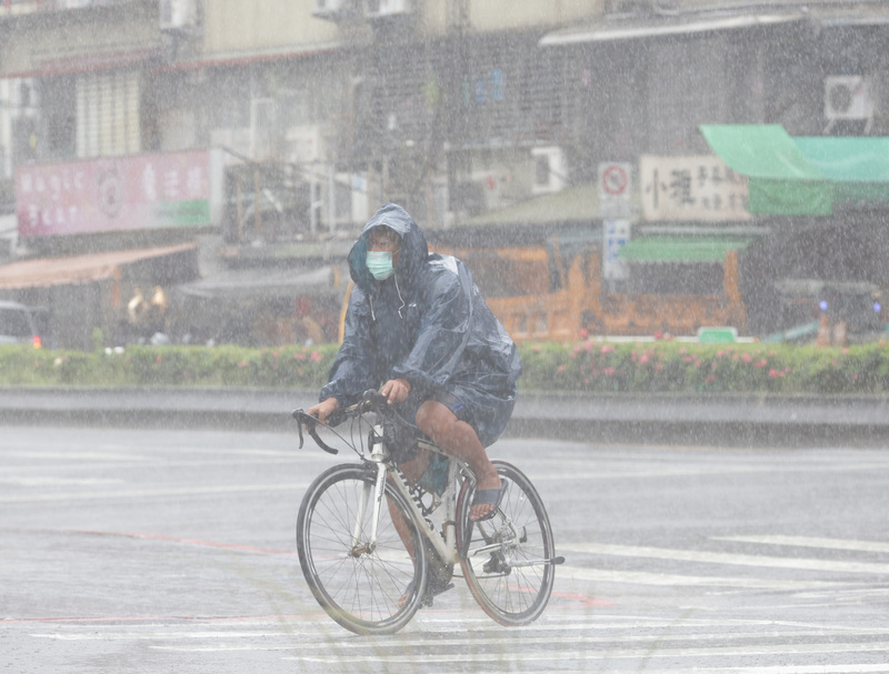 颱風尼莎最快今生成，6縣市留意豪雨大雨。 (圖：中央社)