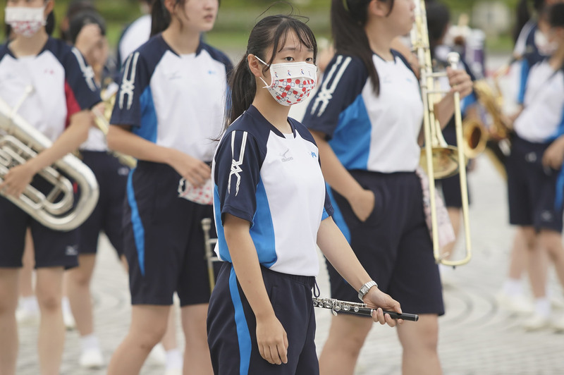 日本京都橘高校吹奏部將於111年國慶大典演出，5日抵台後行程馬不停蹄，除快閃演出還赴北一女交流。橘高校吹奏部部長（社長）竹內望咲（前中）表示，自己是第一次到台灣，透過這幾天的互動，已逐漸喜歡上台灣。 (圖：中央社)