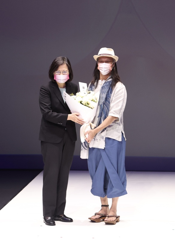 第22屆國家文藝獎贈獎典禮7日在台北舉行，金枝演社創辦人王榮裕（右）獲獎，總統蔡英文（左）出席贈花並合影。(圖:中央社)