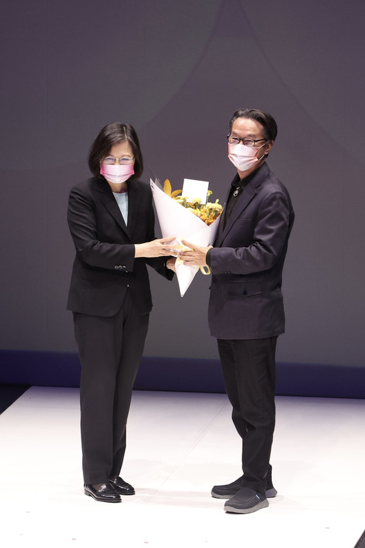 「第22屆國家文藝獎贈獎典禮」7日在台北表演藝術中心舉行，得獎者黃明川（右）出席領獎，由總統蔡英文（左）獻花並合影。(圖:中央社)