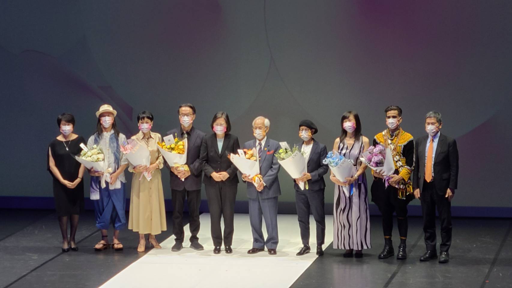 總統蔡英文(左五)7日親自出席國家文藝獎贈獎典禮，肯定所有得獎人長年以來在各自專業領域上的奉獻，是讓台灣變得更好、 更美的重要力量。(江昭倫 攝)