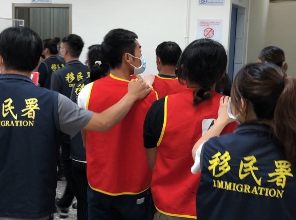 移民署台北市專勤隊6日查獲24名非法移工、9名非法雇主以及1名非法仲介到案。(移民署提供)