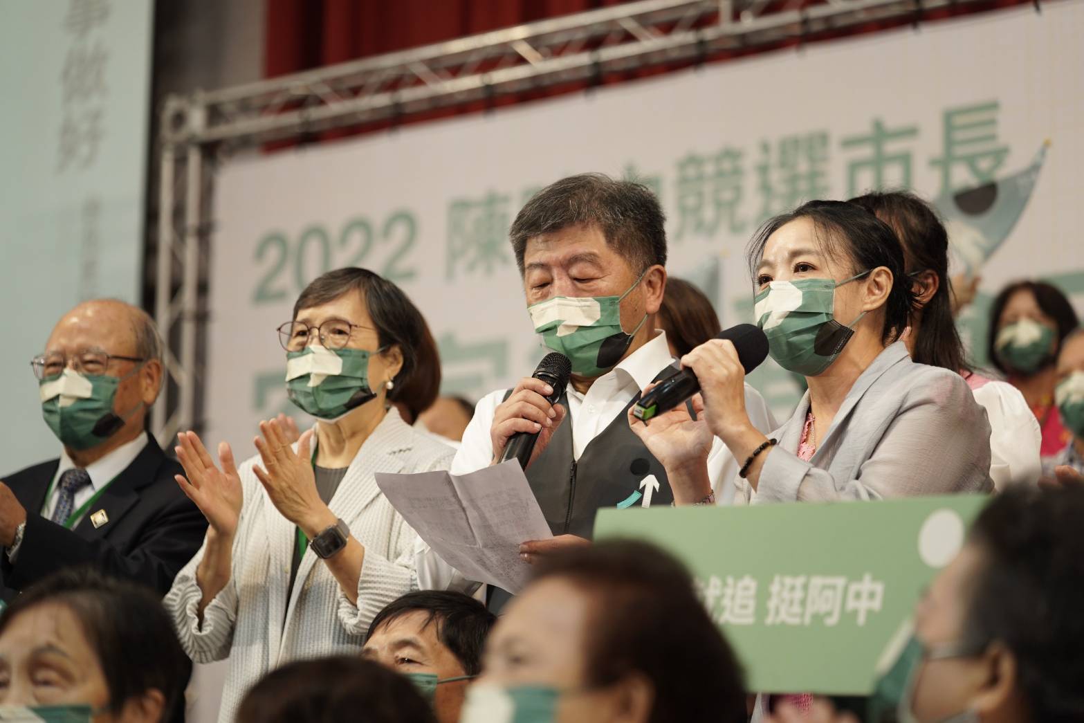 民進黨台北市長參選人陳時中(右二)7日成立客家後援會，並現場合唱客語歌曲「客家本色」。(陳時中競總提供)