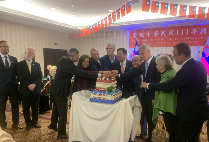 台灣駐斯洛伐克代表處7日晚間舉辦國慶酒會，由駐斯洛伐克代表李南陽（右5）主持，除了斯國貴賓，羅馬尼亞友台協會主席達摩（Constantin Damov）（右4）也遠道前來參加。（駐斯洛伐克代表處提供） (圖：中央社)