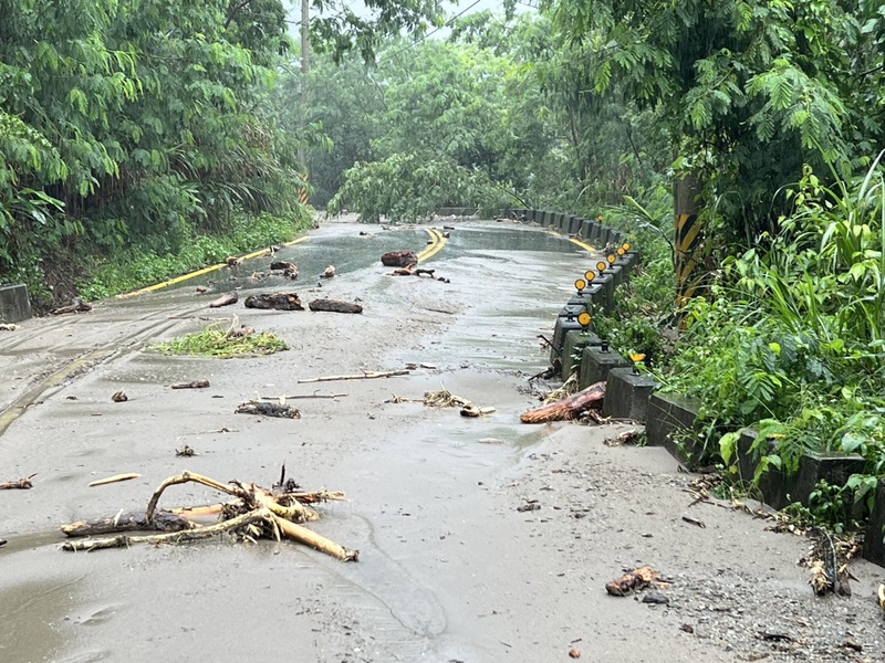宜蘭縣政府表示，因南澳鄉碧候溫泉園區聯外道路落石及邊坡樹木傾倒，路面無法通行，8日休園1天。（宜蘭縣政府提供） (圖：中央社)