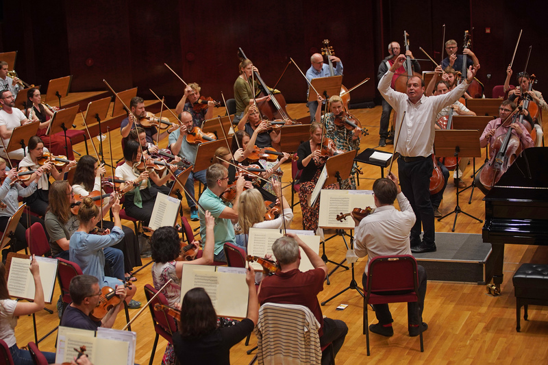 布拉格愛樂管弦樂團首次來台，將巡演台北、台中、高雄、屏東等地，樂團8日下午在台北國家音樂廳為演出彩排。(圖：中央社)