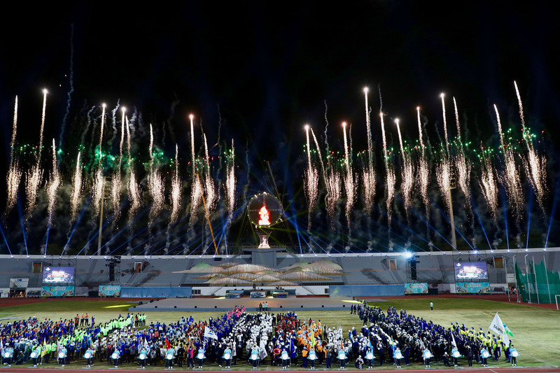111年全民運動會開幕典禮8日晚間在嘉義縣田徑場舉行，總統蔡英文等人以平板電腦象徵性點燃聖火，現場煙火迸發、點亮夜空。（嘉義縣政府提供）