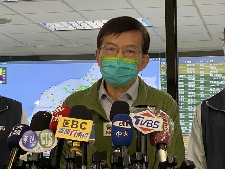 天候不佳、國道車流略減 交長王國材建議循省道出遊(記者吳琍君 攝 )