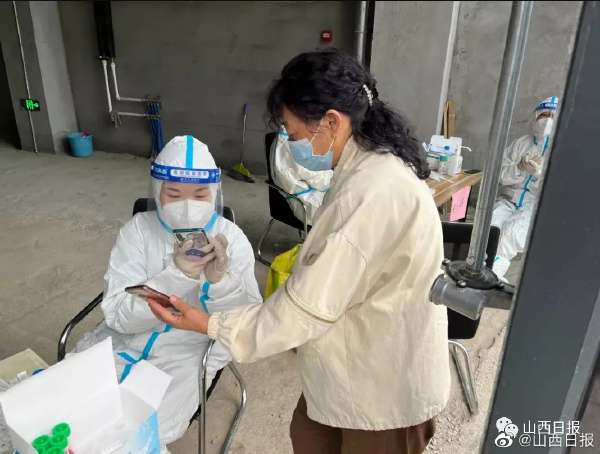 在沒有人確診下，山西永濟市卻突然發布緊急通知，要求至9日前全市都必須實行「靜默管理」(封城)。圖為山西省民眾出入都必須掃碼。(微博)