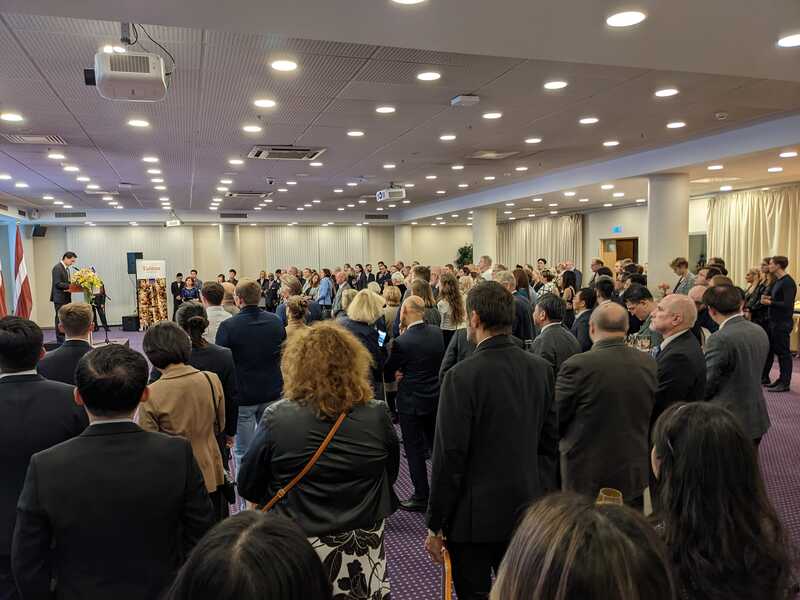 駐拉脫維亞代表處6日舉行雙十國慶酒會，近200名政治、科研、學術、產業、外交等領域人士出席。駐拉脫維亞代表李憲章指出，今年國慶酒會是近年出席人數最多的一次，顯示台、拉關係加溫。（駐拉脫維亞代表處提供） (圖：中央社)