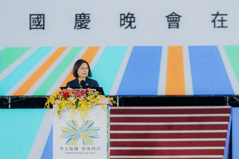 民國111年國慶晚會9日晚間在桃園陽光劇場舉行，蔡英文總統致詞表示，相信世界已經看到台灣的韌性及捍衛自由民主的決心，更多共享民主價值的國際夥伴也會一起努力，維護區域的穩定和平。(桃園市政府新聞處提供/圖：中央社)