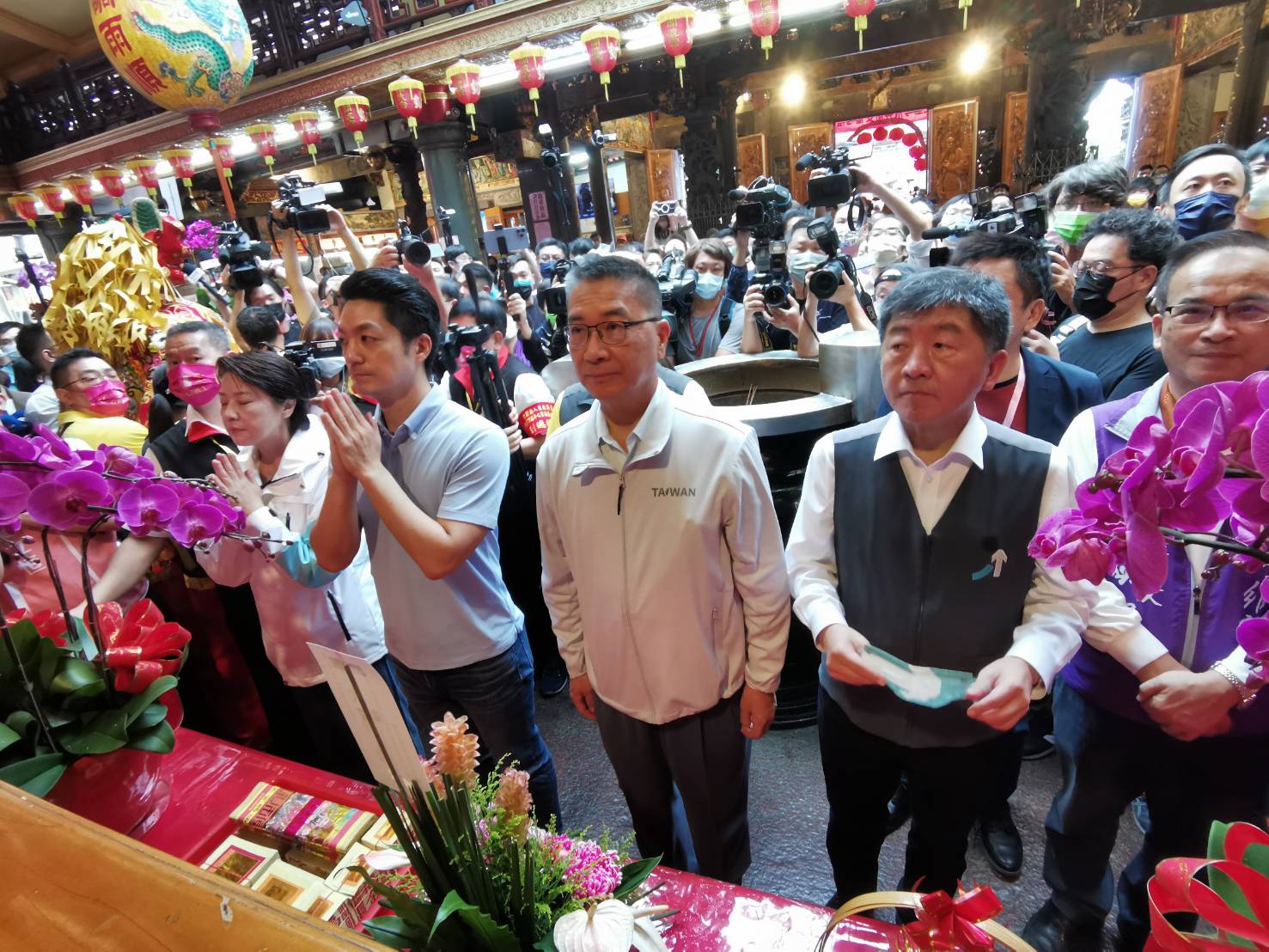 台北市長參選人陳時中、蔣萬安、黃珊珊9日同台出席葫蘆寺建廟75週年系列活動「關渡宮九聖會香大典」。(劉玉秋 攝)