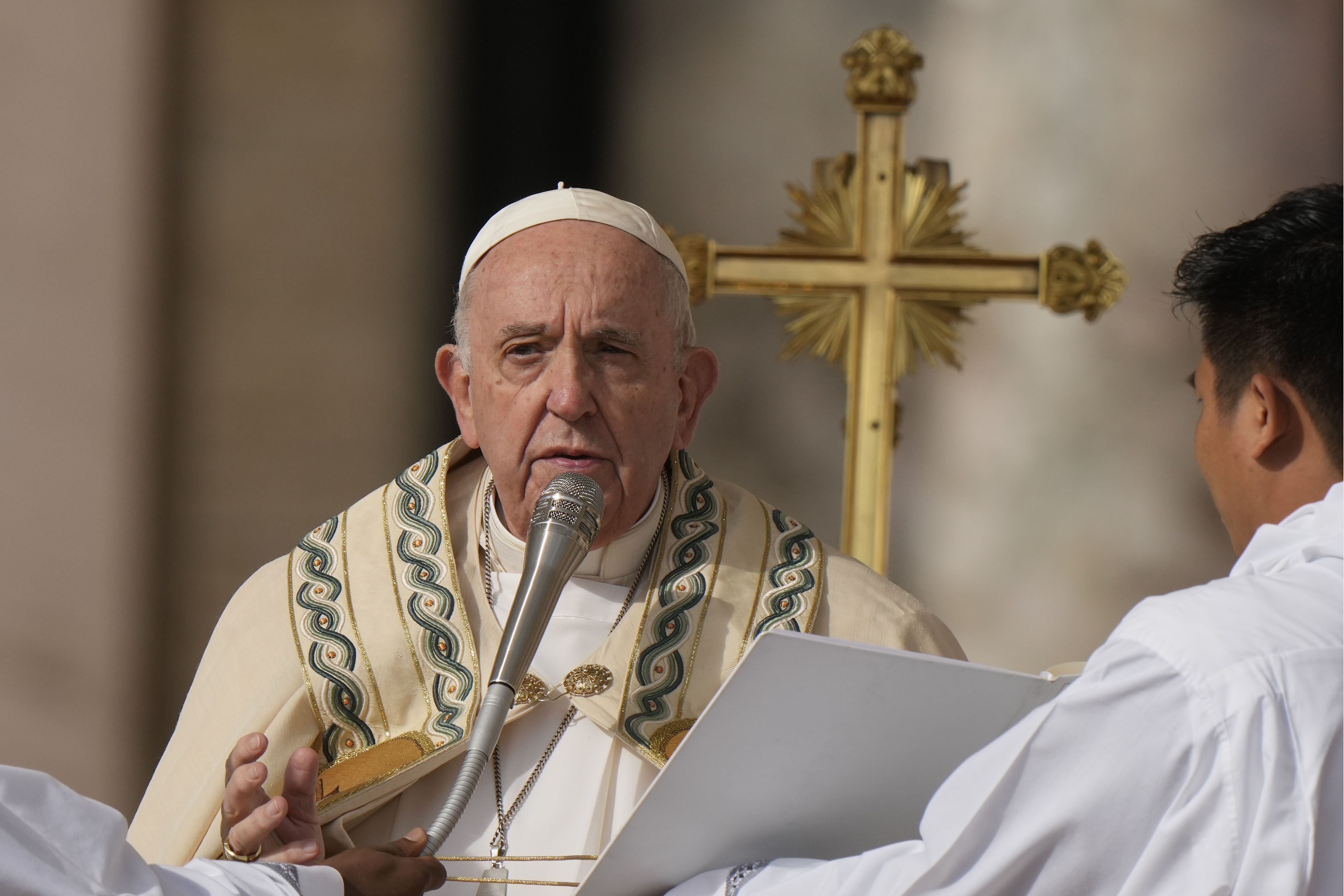 天主教教宗方濟各(Pope Francis )9日敦促世界從歷史中汲取教訓，並選擇一條和平道路。(美聯社/達志影像)