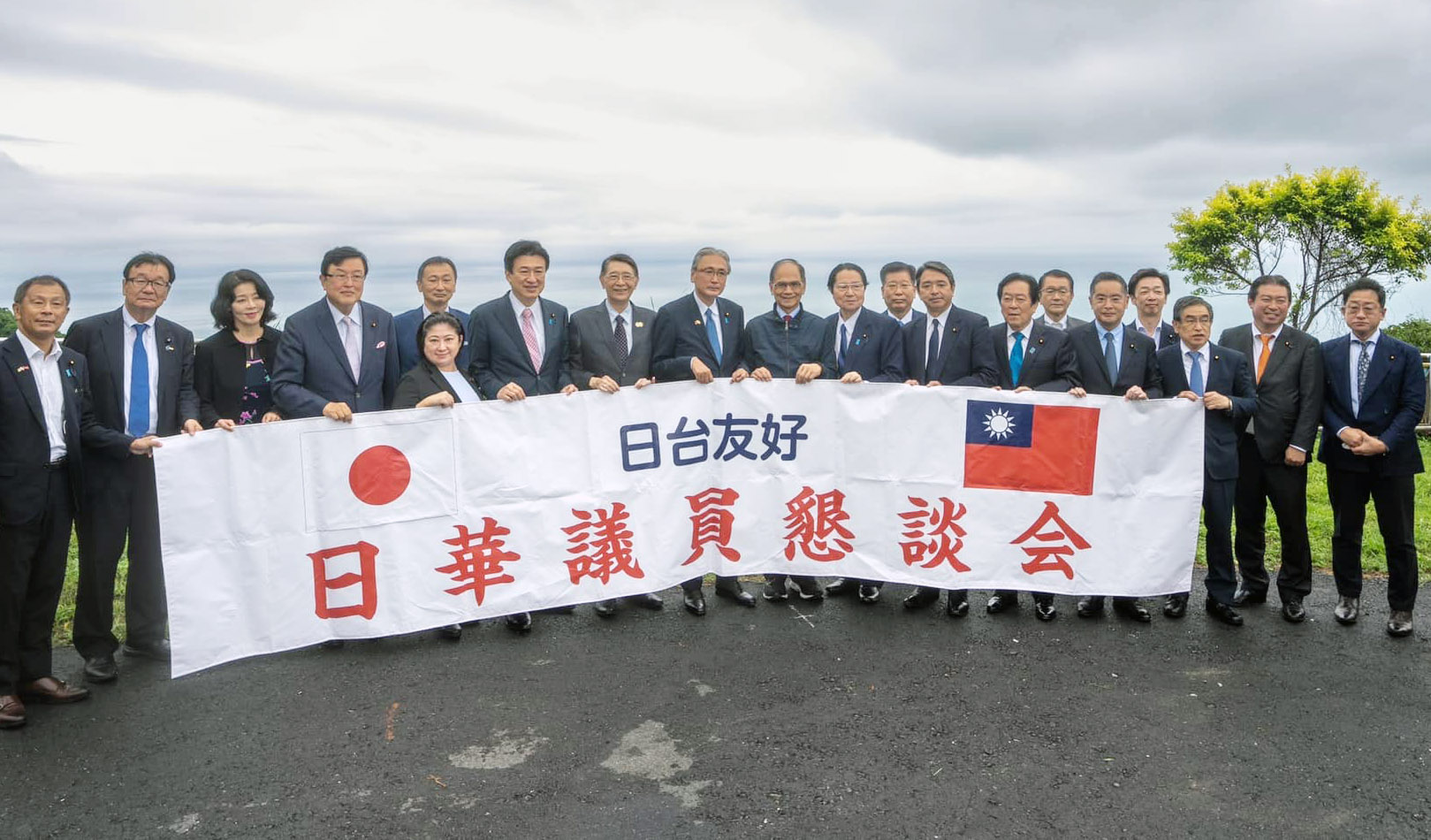 友台團體日華懇訪團9日與立法院長游錫堃一起到宜蘭蘇澳眺望日本「與那國島」，見證「台日最近的距離」。(翻攝自游錫堃臉書)