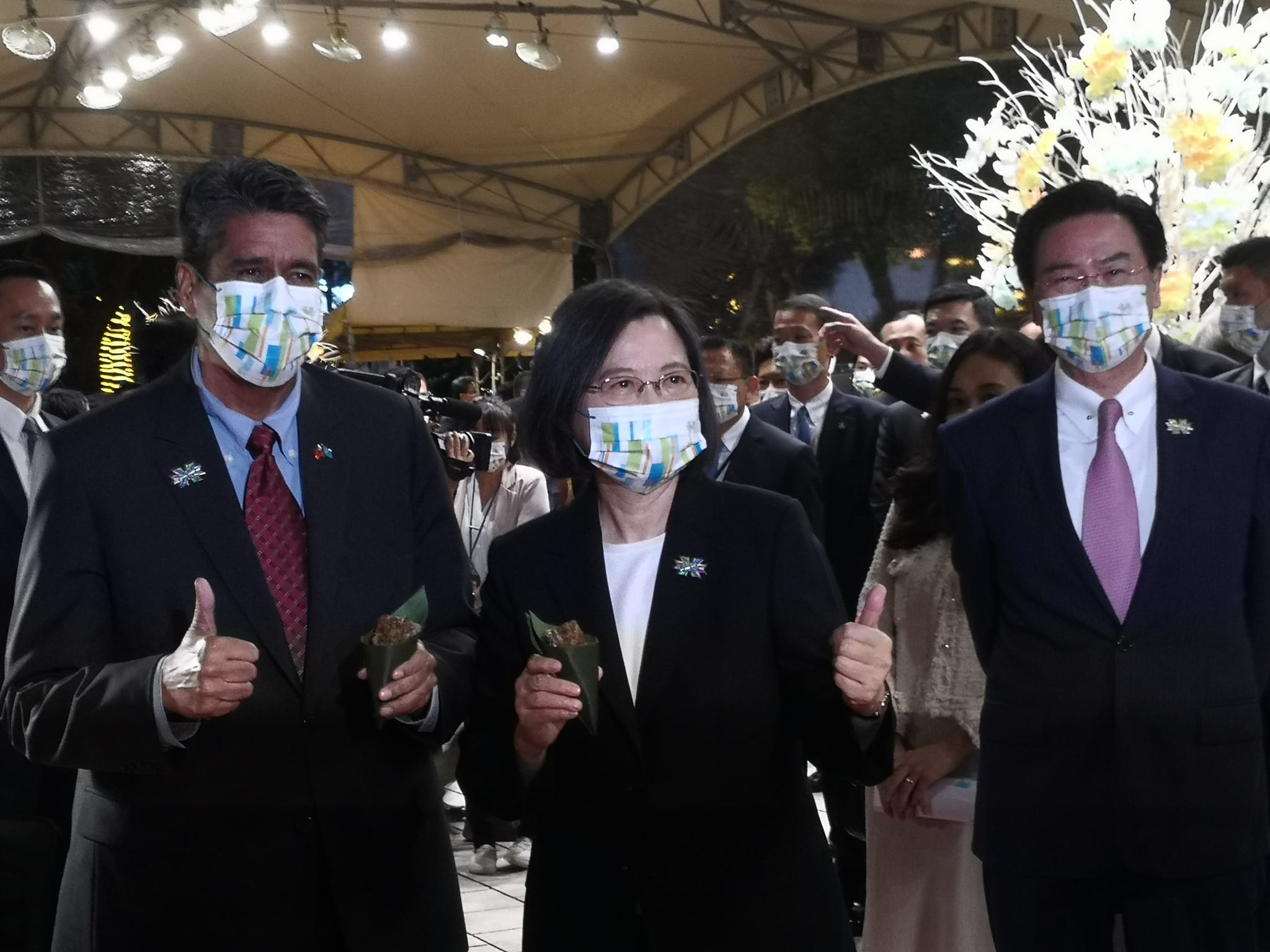 蔡英文總統(中) 與帛琉總統惠恕仁(左)在國慶酒會上一起逛美食攤位，並在馬祖淡菜創新料理、芋頭粿等攤位上駐足。（劉玉秋攝）