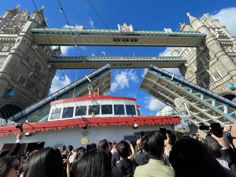 英國僑民8日租下一艘船艇，在倫敦泰晤士河上慶雙十。由於船高超過9公尺，著名地標倫敦塔橋特別分開橋身讓「國慶船」通過，船上約300名僑民紛紛拍照記錄此一歷史時刻。(圖：中央社)