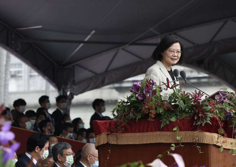 中華民國中樞暨各界慶祝111年國慶大會10日在總統府前登場，總統蔡英文（前）向各界致詞。 (圖：中央社)