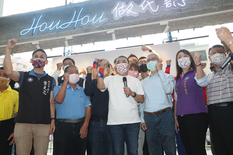 國民黨新北市長參選人侯友宜競選總部10日成立，侯友宜（前中）與競選團隊共同振臂呼口號，盼連任成功。 (圖：中央社)