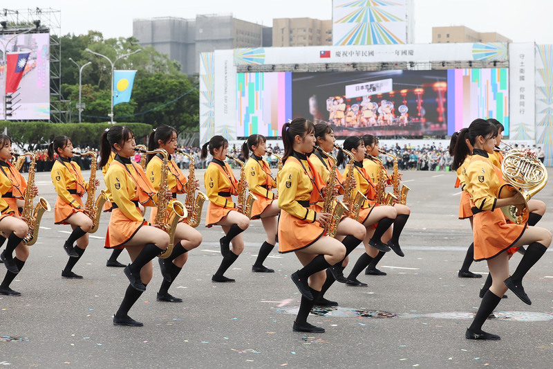 111年雙十國慶大會10日在總統府前登場，日本京都橘高校吹奏部踏著整齊步伐進場，伴隨吹奏樂聲，展現青春活力。(圖：中央社)
