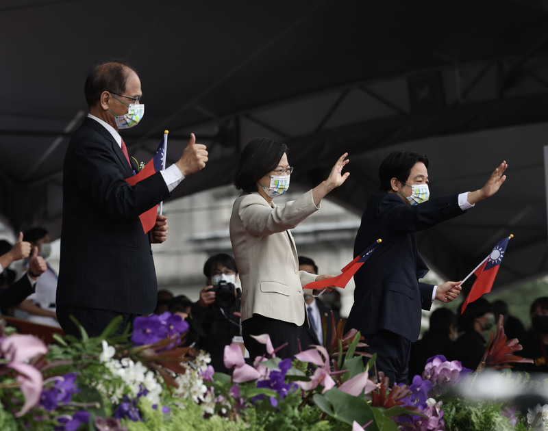 中華民國中樞暨各界慶祝111年國慶大會10日在總統府前登場，總統蔡英文(中)、副總統賴清德(右)與立法院長游錫堃(左)在台上向遊行隊伍揮手致意。 (圖：中央社)