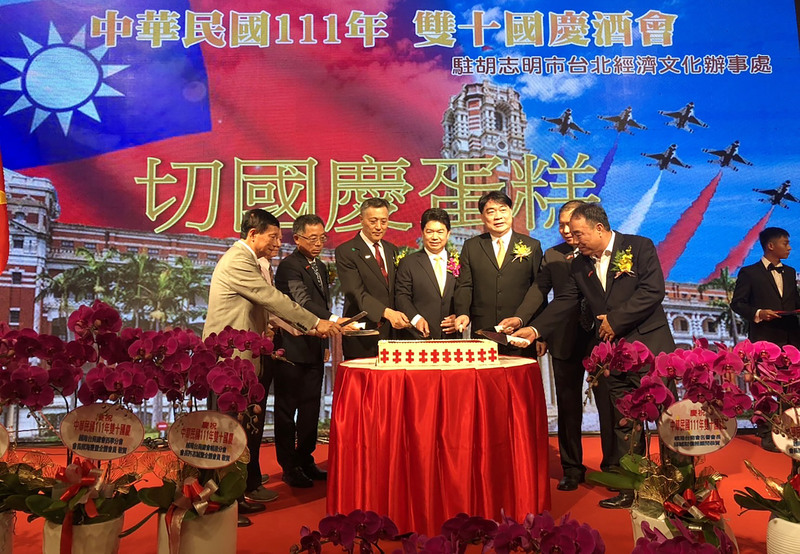 駐胡志明市辦事處處長韓國耀（中）10日晚間在國慶酒會上表示，希望台越旅客互訪能於COVID-19疫後再創高峰。（駐胡志明市辦事處提供） (圖：中央社)