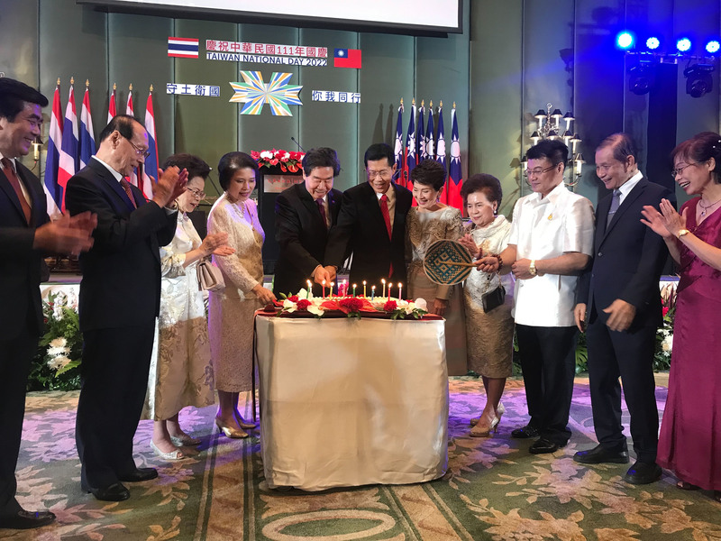 駐泰代表處10日舉行COVID-19疫情後首次大型的國慶晚會，駐泰代表莊碩漢（左5）和泰國前副總理蓬貼（Phongthep Thepkanjana）（右6）一起切國慶蛋糕。 (圖：中央社)