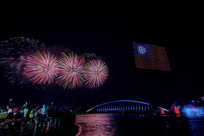 國民黨立委魯明哲揭露今年國慶焰火晚會所使用的無人機是中國製。(圖：中央社)