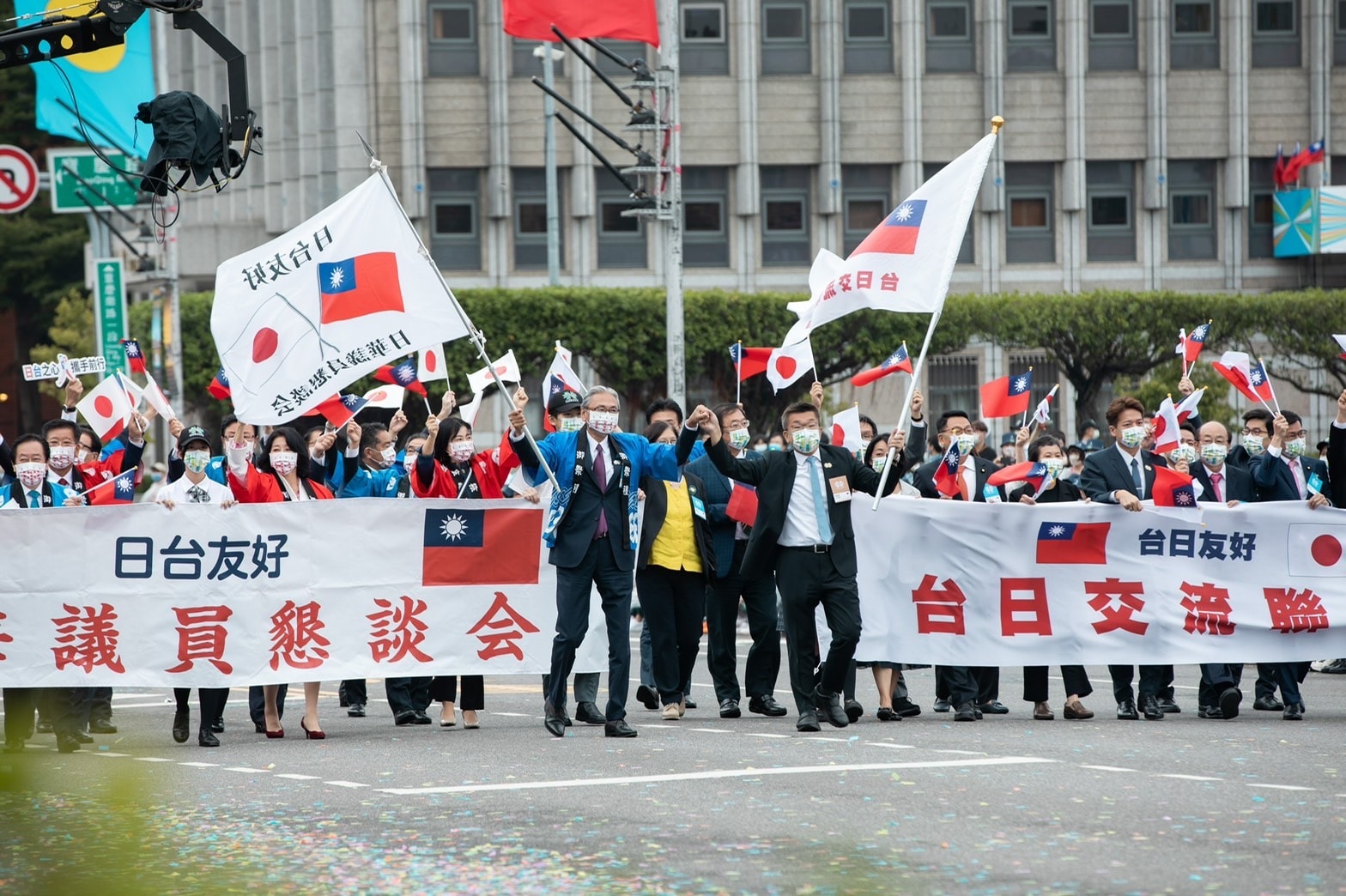 圖為日華懇談會成員與立法院台日交流聯誼會成員攜手參加111年國慶大會遊行。(賴清德臉書)