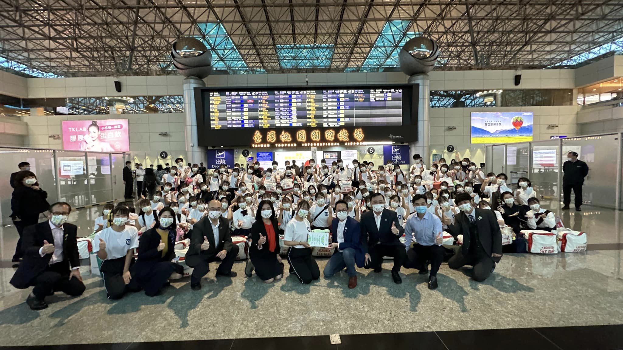 日本京都橘高等學校吹奏樂部師生，10日搭乘華航班機離台。(文總提供)
