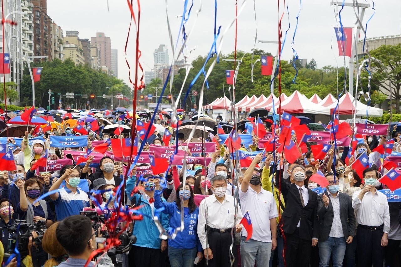 台北市長柯文哲(前排中)10日出席台北市國慶升旗暨慶祝活動。(北市府提供)