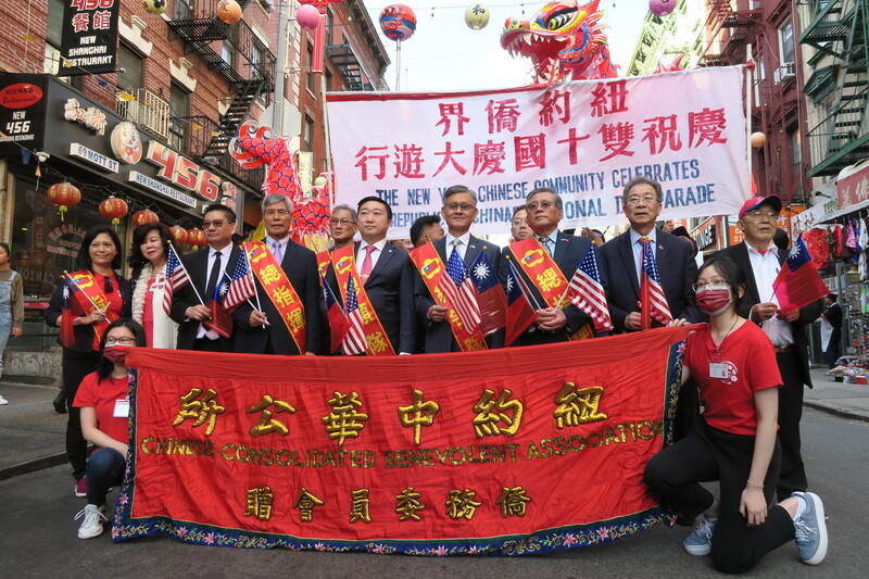 紐約曼哈頓華埠10日歡慶中華民國111年國慶，舉辦3年來首次封街遊行，僑界領袖擔任遊行總指揮。 (圖：中央社)