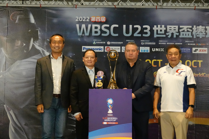 U23世界盃棒球賽將於13日開打，台北市政府體育局長李再立(左)11日在開賽記者會上表示，「大巨蛋終於快要蓋好了」，最順利可以在明年6月試營運。(圖:中央社)