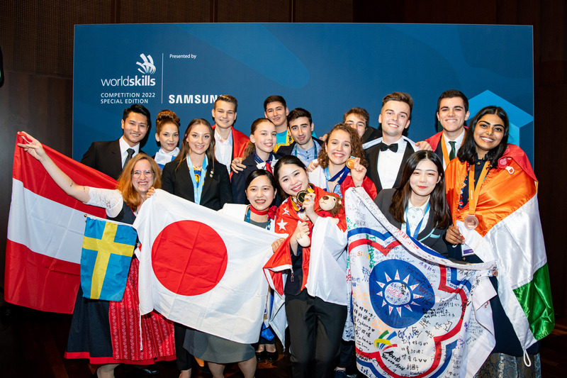 台灣國手劉玫均10日在國際技能競賽「旅館接待」職類榮獲優勝。劉玫均（前排右1）告訴中央社，比賽中意外收穫是與各國選手的友誼，彼此分享、打氣，是最珍貴的回憶。（國際技能競賽提供） (圖：中央社)