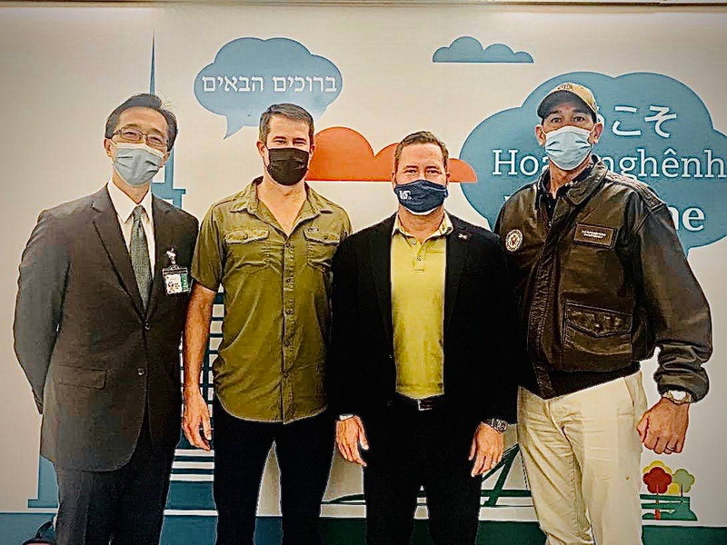 美國聯邦眾議員兩個訪問團11日訪台，其中一團包括眾議員莫頓、沃茲、凱希力(左二至右)，外交部北美司司長徐佑典(左一)迎接 (外交部提供)