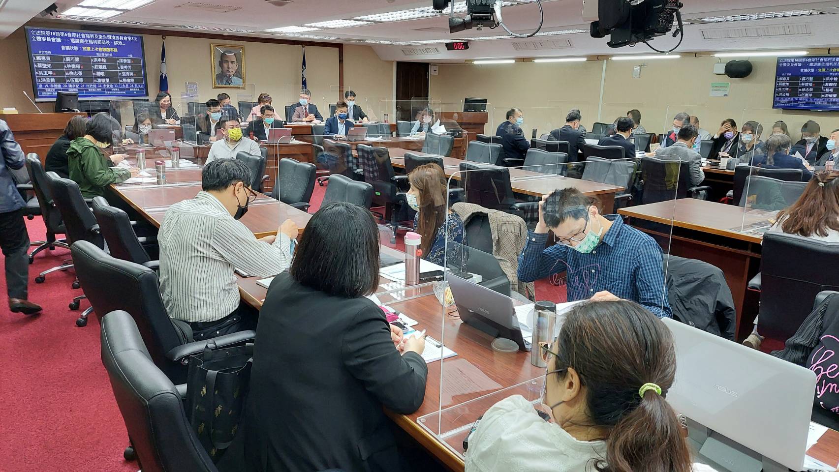 衛福部長薛瑞元12日出席立法院衛環委員會。(劉品希 攝)