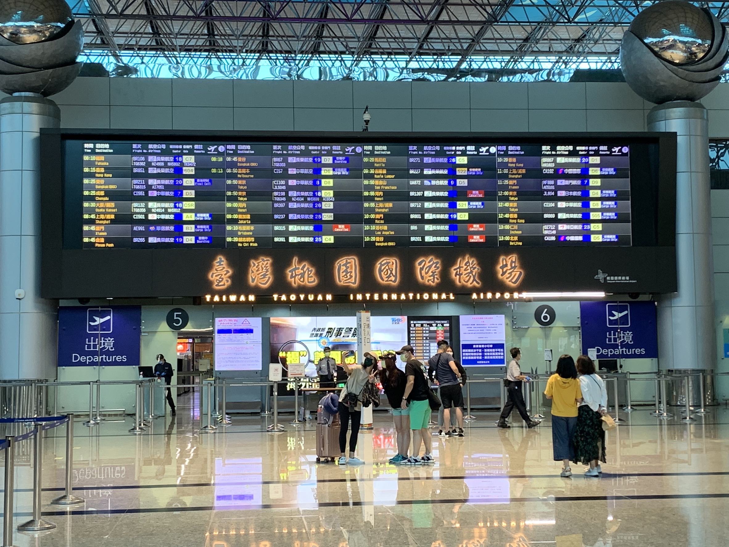 桃園機場公告禁騎乘電動行李箱，若不聽勸阻將報警處理。圖為桃園機場出境大廳。(央廣資料照)