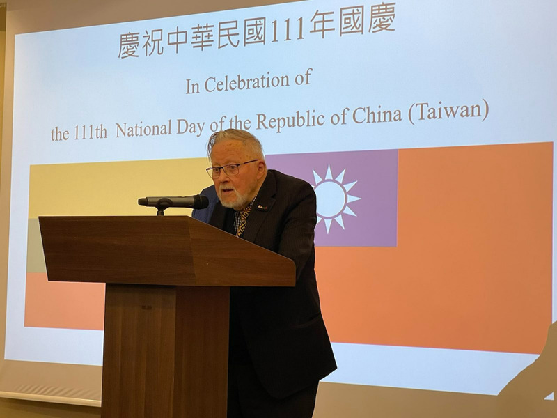 立陶宛1990年脫離蘇聯、恢復獨立後第一任元首維陶塔斯．藍斯柏吉斯10日出席駐立陶宛台灣代表處雙十國慶酒會，肯定台灣是「真民主」國家，籲各界支持台灣。（駐立陶宛台灣代表處提供） (圖：中央社)