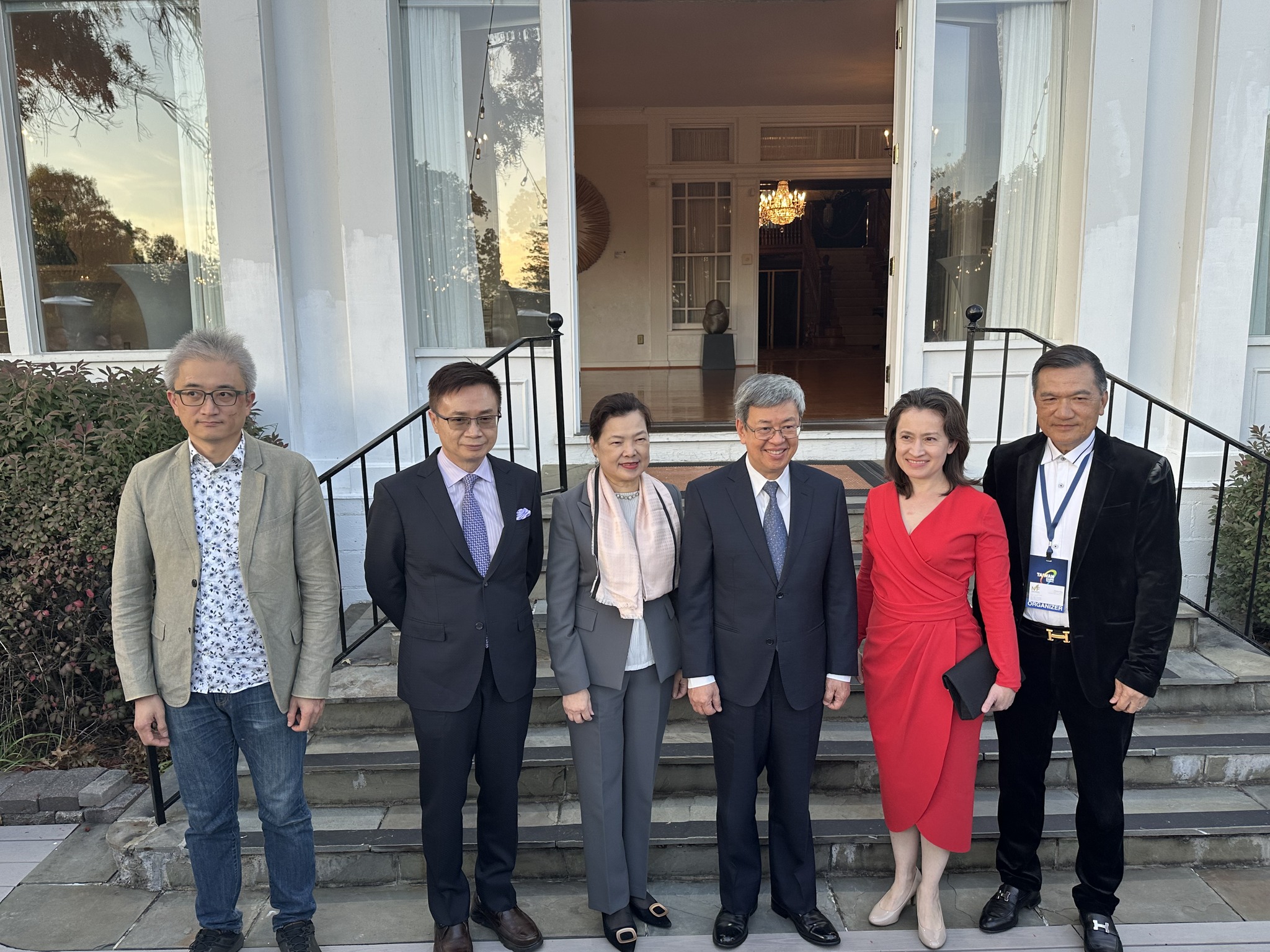 駐美代表蕭美琴於美東時間11日宴請外貿協會美國台灣形象展參展貴賓、廠商，包括前副總統陳建仁(右三)、經濟部長王美花(左三)、外貿協會董事長黃志芳(左二)都是座上賓。(謝佳興 攝)