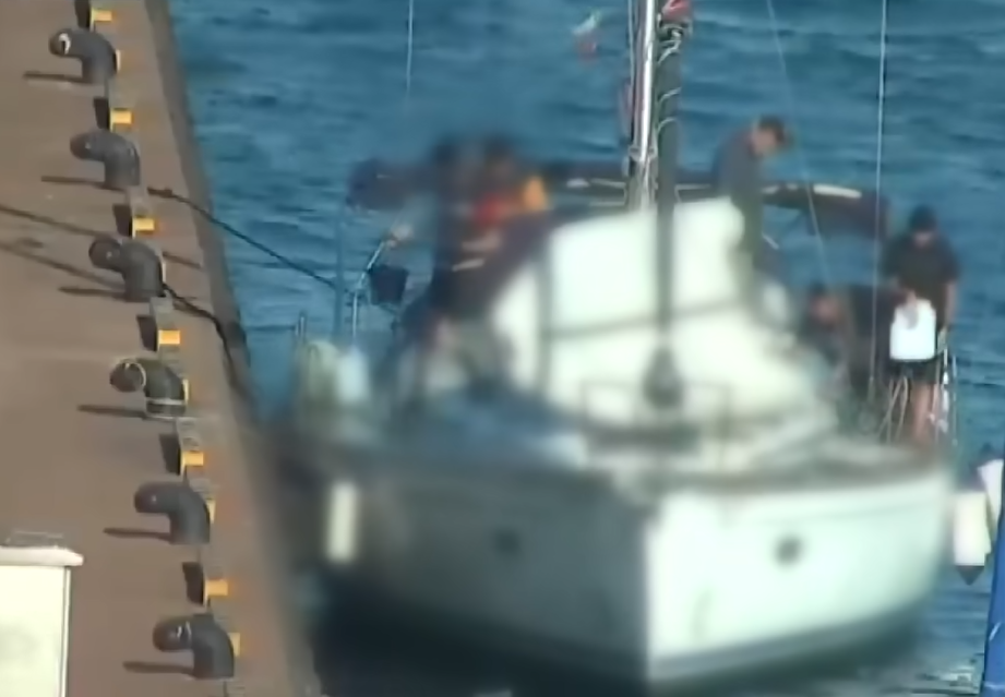 有至少21名俄羅斯人搭乘快艇抵達南韓南部的港口，但只有兩人獲准入境，其他人被拒絕入境，因為南韓當局認為他們的動機不單純。(圖擷自YouTube)