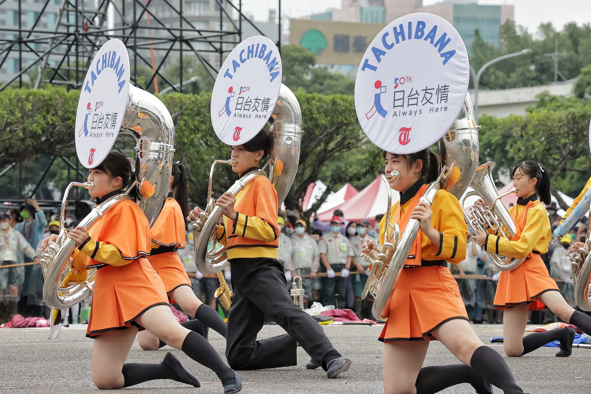 京都橘高校吹奏部10日在總統府前演出。(總統府提供)