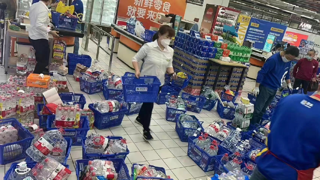 上海傳出水庫水質鹹化恐導致缺水，使得民眾開始囤水備用。微博上不少網友貼出賣場瓶裝水熱賣情況。(微博)